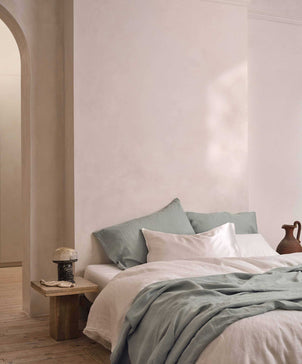 files/Silk-Pillowcase-White-02_bc706f2f-e5d8-46b6-9f16-8ab99ec928d4.jpg