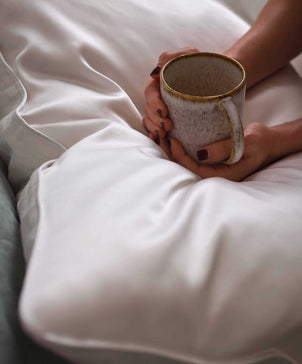 files/Silk-Pillowcase-White-04_c1cce817-5043-460a-beed-20528376b4c4.jpg