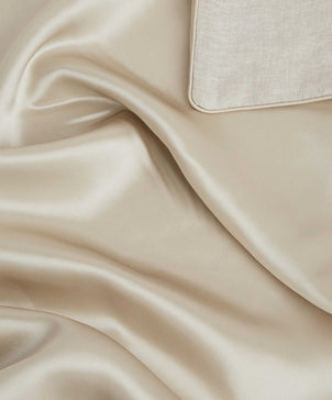 files/6-Silk-Pillowcases-Natural-03_77be1135-72bf-4948-8664-26b67fe1d1d4.jpg