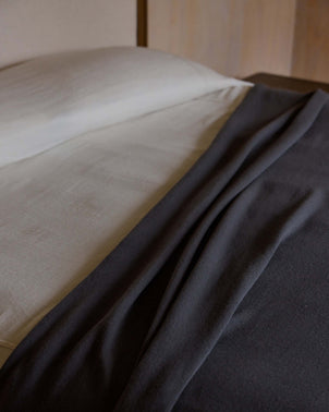 files/CULTIVER-Wool-Blanket-Slate-02_2.jpg