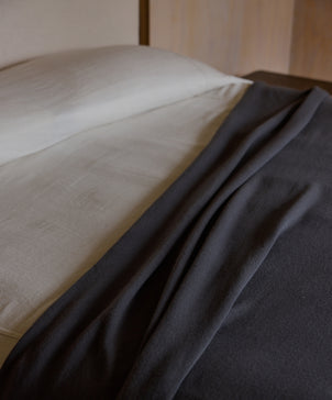 files/CULTIVER-Wool-Blanket-Slate-02.jpg