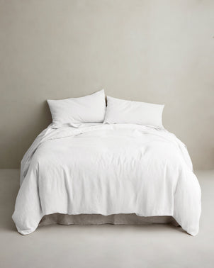 files/Duvet_Set_WHITE_Styled_on_Bed_2_abdc85c1-ff2c-4627-a808-2d97b83dede7.jpg