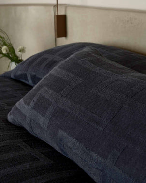 files/Rolfes_Bedcover_Cushion_Bed_Closeup_Navy_02_1.jpg