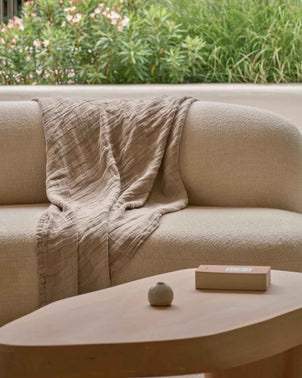 files/Rolfes_Throw_Natural_Couch_55cd794f-0098-4398-8e9a-f5c1eb98999b.jpg