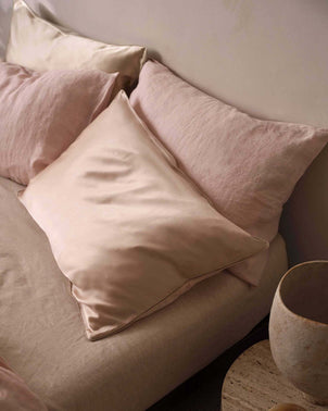 files/Silk-Pillowcase-Blush-03_1.jpg