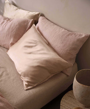 files/Silk-Pillowcase-Blush-03_bcc0ca81-5cd2-4da2-9ab1-65b34de254bc.jpg