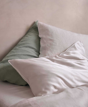files/Silk-Pillowcase-White-03_1004fca9-b78e-4cae-b138-1269b8b4a26d.jpg