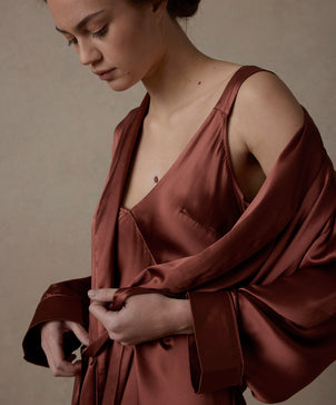 files/Silk-Robe-Cinnabar-05_73f2729a-0800-4127-b4df-2a573a9e7649.jpg