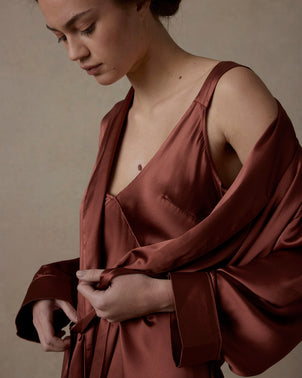 files/Silk-Robe-Cinnabar-05_eb79a9d0-4e46-4199-9ab0-ade5e16fd25f.jpg