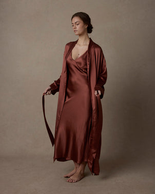 files/Silk-Robe-Cinnabar-07_c71acd18-696d-4b22-a50e-5526eb70b57c.jpg