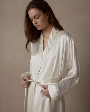 files/Silk-Robe-Ivory-04_e0c63351-7cc2-4c72-8e05-2a78d5a4a9d6.jpg