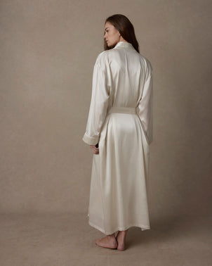 files/Silk-Robe-Ivory-05_0ea6d293-b3d6-4046-b3b4-aac0af17c22a.jpg