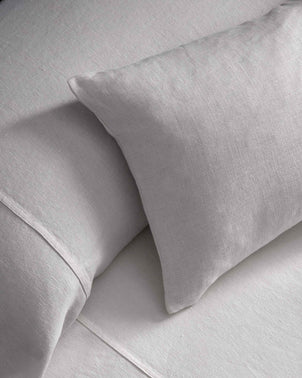 files/bedcover-white-closeup02_1_98968b0f-3703-4ae9-8e23-435d282c3126.jpg