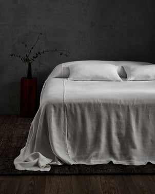 files/bedcover-white-pulledback_1_1.jpg